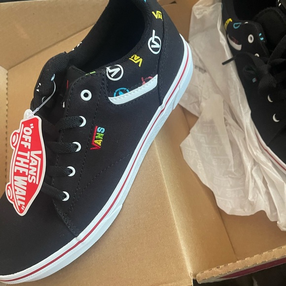 Vans - Picture 4 of 6